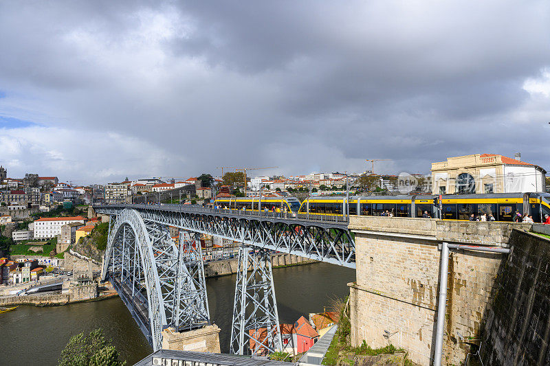 Dom Luís I桥，或Ponte Luís I，横跨杜罗河